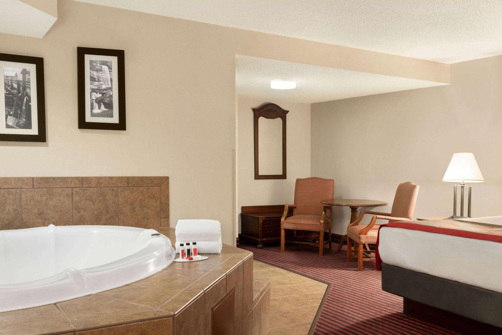 Ramada By Wyndham Pigeon Forge North Hotel Ngoại thất bức ảnh